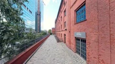 Poznan, Polonya - 29 Eylül 2024: Poznan 'daki Tuğla Fabrikası Alışveriş Merkezi, Drone Flying View