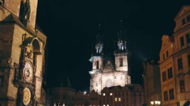 Gece Tyn 'den Önce Meryem Kilisesi ve Prag' daki St. Mikulas Kilisesi 'nin Saati