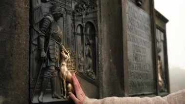 Turist, Prag 'daki Charles Köprüsü' nde Şans İçin Bronz Köpeğe Dokundu: Şans İşareti