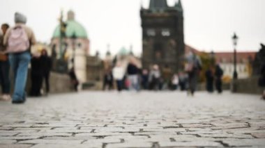 Prag 'daki Charles Köprüsü' nde Gezen Turistler: Düşük Açılı Bakış Açısı 'ndan Avrupa' ya Bakış