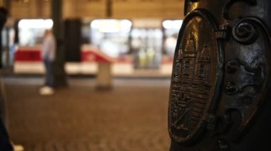 Prag Tramvayları ve Prag 'ın Bas-Yardım Manzarası ile Gece Prag, Şehir Caddesini ve Gece Büyüsünü sembolize ediyor