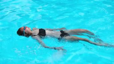 Genç Kız Sırtüstü Yüzüyor Açık Havuzda