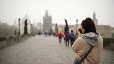 Gezgin Gezgin Gezginler 'in arasında, Charles Köprüsü' nde Turist Kız Fotoğraf Çekiyor