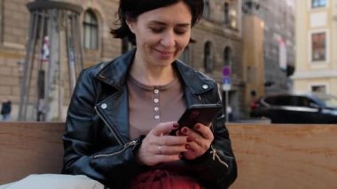 Çekici Gülümseyen Kadın Şehirde Mutlu Bir Mesaj Yazıyor