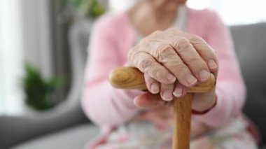 Yürüyen Çubuğun Üzerinde Yaşlı Kadınlar Yakından Bakış Alıyor