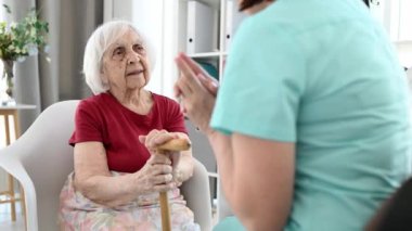 Doktor Parlak Odada Yaşlı Kadınla Sağlık Hakkında Tartışıyor