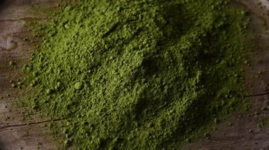 Kibrit yeşil çay tozu üst manzarada dönüyor.