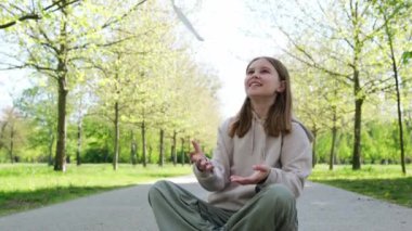 Küçük sevimli kız okul çantasını fırlatıyor.