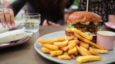 Aile fast food restoranında büyük boy biftek ve patates kızartması.
