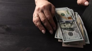 Kadın Elleri Siyah Deri Cüzdanı Açar ve Amerikan Doları Paralarını Kaldırır