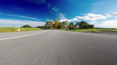 Asfalt Yolu 'ndan giden araba. Büyüleyici ilk kişi görüntüsü.