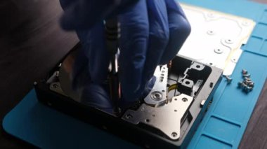 servis merkezinde onarmak için sabit veri diskini söken servis elemanı