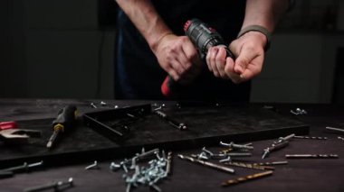 Marangoz Modern Mobilya ve Atölyede Ev Yapımı Mutfak Rafları Yapıyor