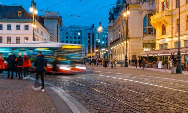 Prag, Çek Cumhuriyeti - 11 Ekim 2024: Turistler Elektrik Tramvayı Süzülerek Gece-Işığı Prag 'ın Merkezi Sokaklarında Geziniyor