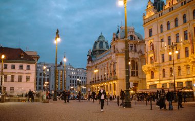 Prag, Çek Cumhuriyeti - 11 Ekim 2024: Turistler, Avrupa 'nın en heyecan verici yerlerinden biri olan Gece-Zaman Prag' ın canlı merkez caddelerinde dolaşıyorlar
