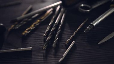 Matkap uçları, tornavidalar ve pense de dahil olmak üzere bir ev zanaatkarının masa aletleri üzerine.