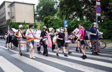 Poznan, Polonya - 28 Haziran 2024: Lgbt Plus Marchers At Downtown Poznan Beat Drums