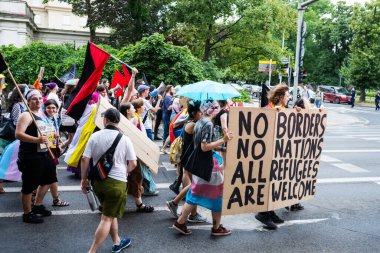 Poznan, Polonya - 28 Haziran 2024: Lgbt Topluluğunun Yürüyüşü Mültecileri Destekleyen Sancaklar