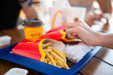 Poznan, Polonya - 28 Ağustos 2024: McDonalds Restoranında Patates Kızartması Yiyen Çocuklar
