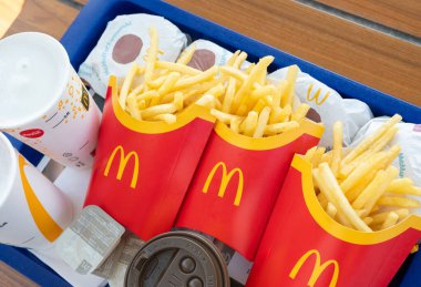 Poznan, Polonya - 28 Ağustos 2024: McDonalds Tepsisi ve Patates Kızartması ve İçecekleri Keyfinize Bakmaya Hazır
