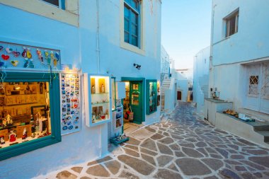 Mykonos, Yunanistan - 20 Mayıs 2018: Akşamları renkli kapısı ve pencereleri olan Yunan caddesi