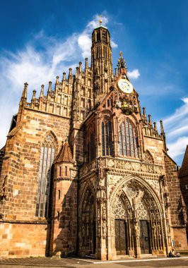 Nuremberg, Almanya - 26 Ağustos 2022: Nuremberg 'in ortasında yer alan Saint Lorenz Kilisesi