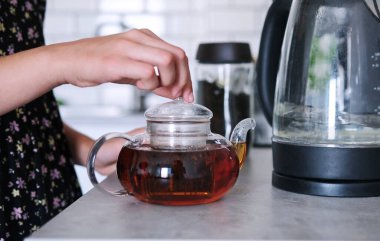 Mutfakta Çaydanlıkta Siyah Çay Yapan Küçük Kız