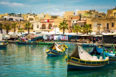 market içinde balıkçı köyü Marsaxlokk Marsascala yakınındaki geleneksel balıkçı tekneleri