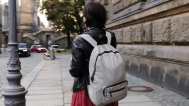 Çevrimiçi Video Yayınında Sırt çantalı Çekici Kadın Sokakta Yürüyüşü