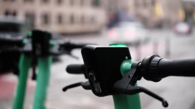 Kiralık elektrikli scooter 'lar şehir sokaklarında kiralanabilir