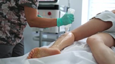 Daha pürüzsüz bir cilt için kaplıca kliniğinde vücut kılları ve bacak epilasyonu.