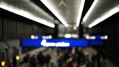 Tren istasyonundaki yolcu trenleri bulanık görünümlü.