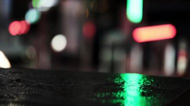 Arabalar gece otoparka girerken araba bariyerleri açılıp kapanıyor.
