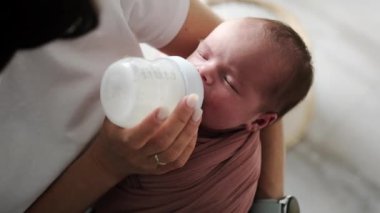 Anne Yenidoğan Bebek Formülünü Şişeden Besliyor