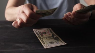 Kadın Elleri Yavaşça Bize Dolar Sayıyor
