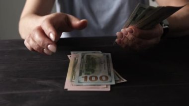 Kadın Elleri Yavaşça Bize Dolar Sayıyor