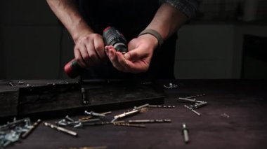 Mobilya Marangozu, el yapımı mutfak rafları yapmak için atölyeye tahta döşeme yapıyor.