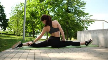 Fit kız esnedi ve sabah parkta rutinini bozdu.