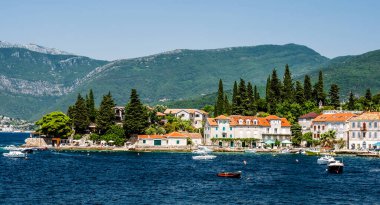 Karadağ 'ın dağlı Akdeniz manzaralı kenti, Adriyatik' in küçük bir kasabadaki manzarası. Perast 'ta turuncu çatıları olan güzel bir mimari.