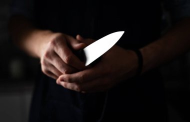 Adam Keskin Mutfak Bıçağını Siyah odada Ellerinde Tutuyor