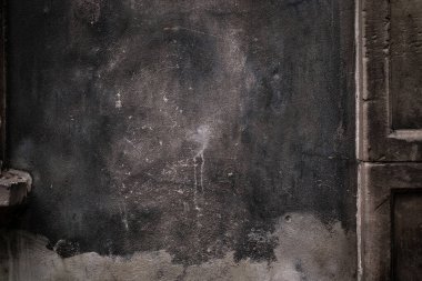 Birinci bölüm soyut desenli gri arka plan duvarı, ve ikinci kısım da eski beton duvar.