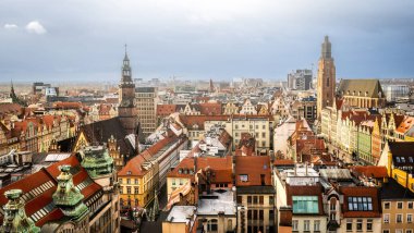Polonya 'daki Wroclaw şehrinin Ortaçağ mimarisi üzerine hava görüşü. Renkli çatıları ve Wroclaw evleriyle Peri manzaralı eski merkez.