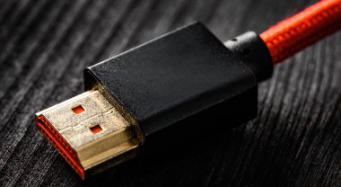 HDMI bağlantı aracı, karanlık bir masanın üzerinde, görünümü kapat