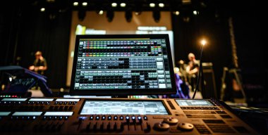 Profesyonel ses ve ses ayarı ekranı ve düğmeli, kaydırmalı ve gece lambalı paneli. Sahne için dijital müzik kayıt karıştırıcı monitörü