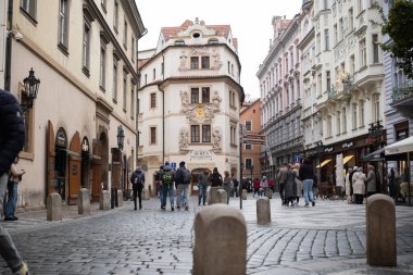 Prag, Çek Cumhuriyeti - 12 Ekim 2024: Prag 'ın merkezinde Turistlerle Eski Tarihi Binalar ve Manzaralar