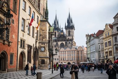 Prag, Çek Cumhuriyeti - 12 Ekim 2024: Prag Pazar Meydanında Yürüyen Turistler ve Gezici Turistler
