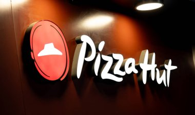 Varşova, Polonya - 29 Aralık 2024: Gece Işığı Girişindeki Pizza Hut logosuyla Büyük İşaret