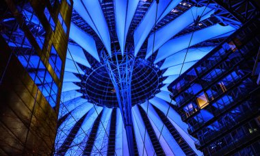 Berlin, Almanya - 21 Aralık 2022: Berlin 'deki Sony Centre' ın renkli kubbesi