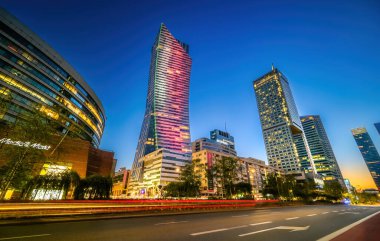 Varşova, Polonya - 10 Ağustos 2023: Varşova 'nın İş Merkezinin Gece Şebekesi, Geniş Yollu Yüksek Gökdelenler ve Geçen Arabalar