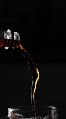 Sıfır Şekerli Diyet Kola Damlalar ve Su Sıçratmalarıyla